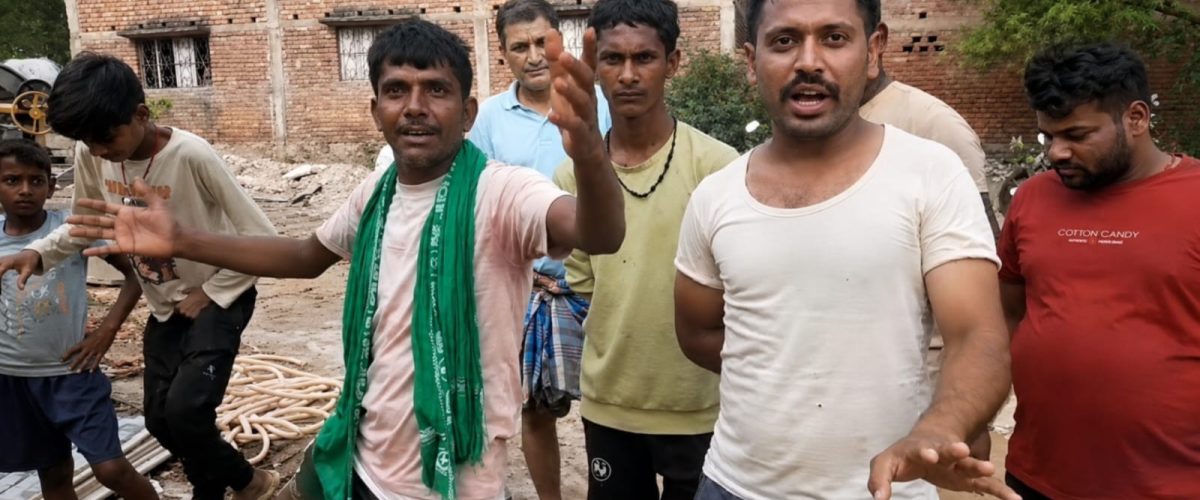 बिना टेंडर और एनओसी के बन रही पीसीसी सड़क, घटिया निर्माण पर ग्रामीणों का हंगामा