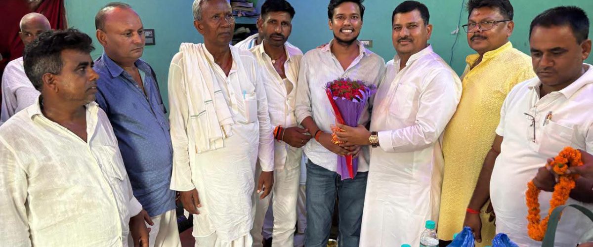 अरियरी: पहले ही प्रयास में DSP बने राकेश कुमार, पूर्व विधायक ने किया सम्मानित