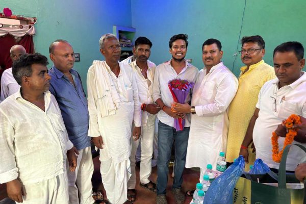 अरियरी: पहले ही प्रयास में DSP बने राकेश कुमार, पूर्व विधायक ने किया सम्मानित